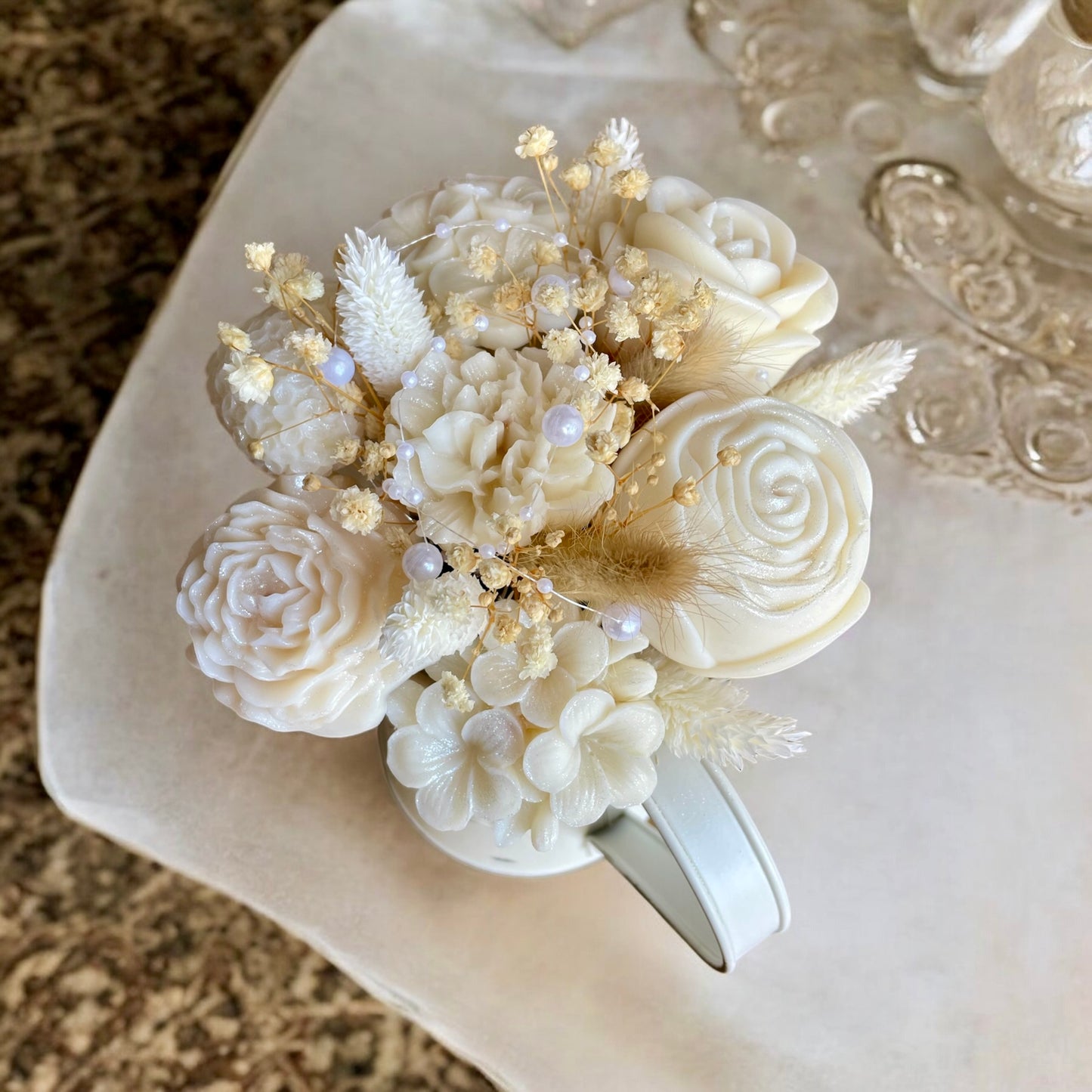 Fleurs de Cire & Perles – Douceur Intemporelle pour Mariage