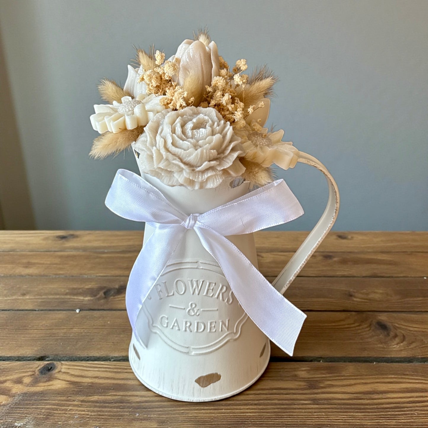 Charme Rustique en Fleurs beige et blanc