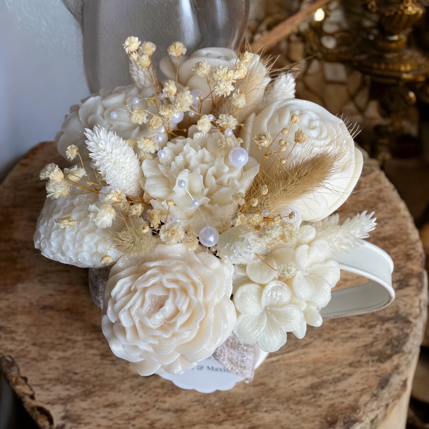 Fleurs de Cire & Perles – Douceur Intemporelle pour Mariage