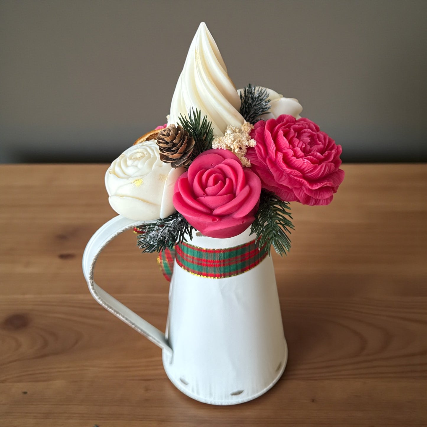 Bouquet de Noël – Douceur d’Hiver dans son Arrosoir Gris