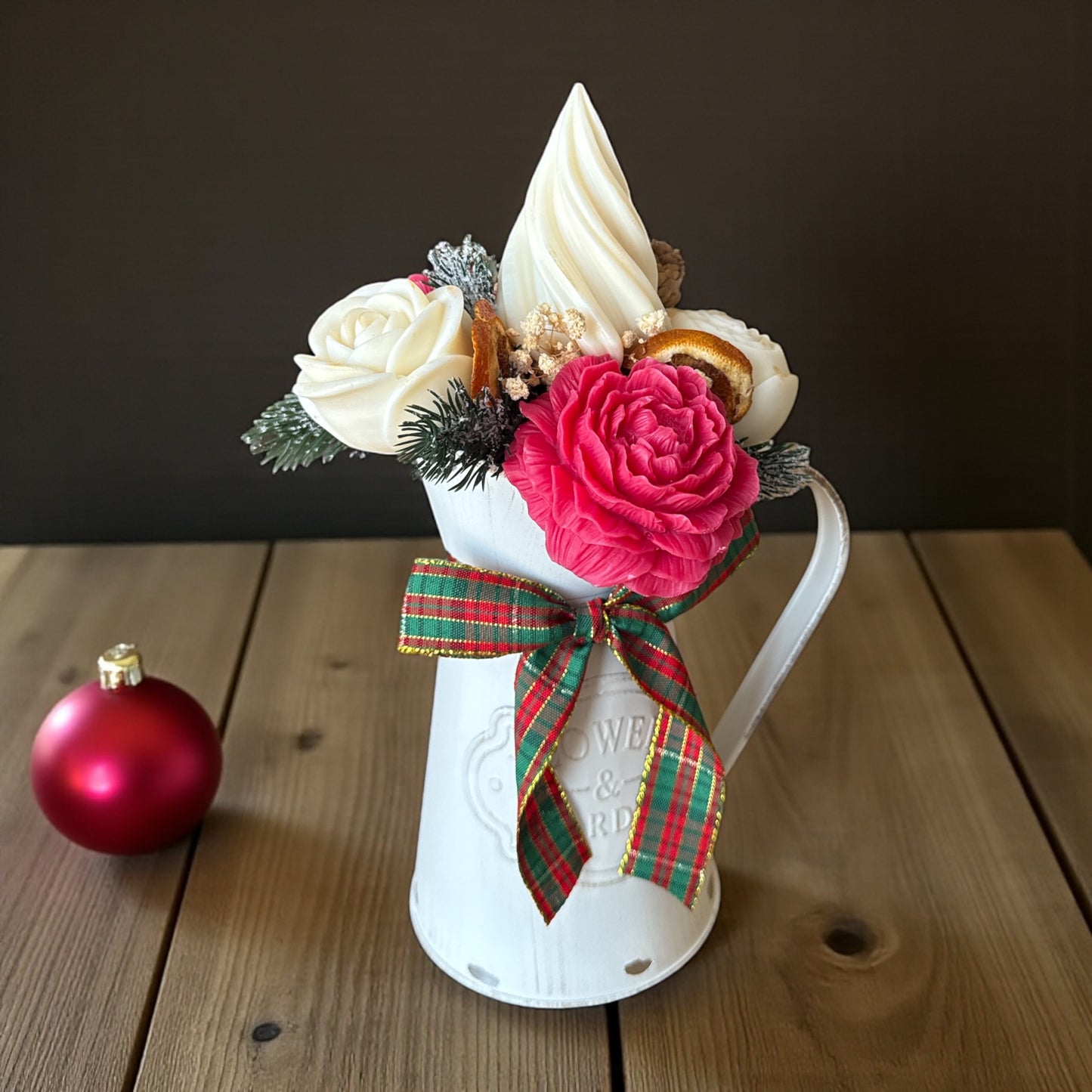 Bouquet de Noël – Douceur d’Hiver dans son Arrosoir Gris
