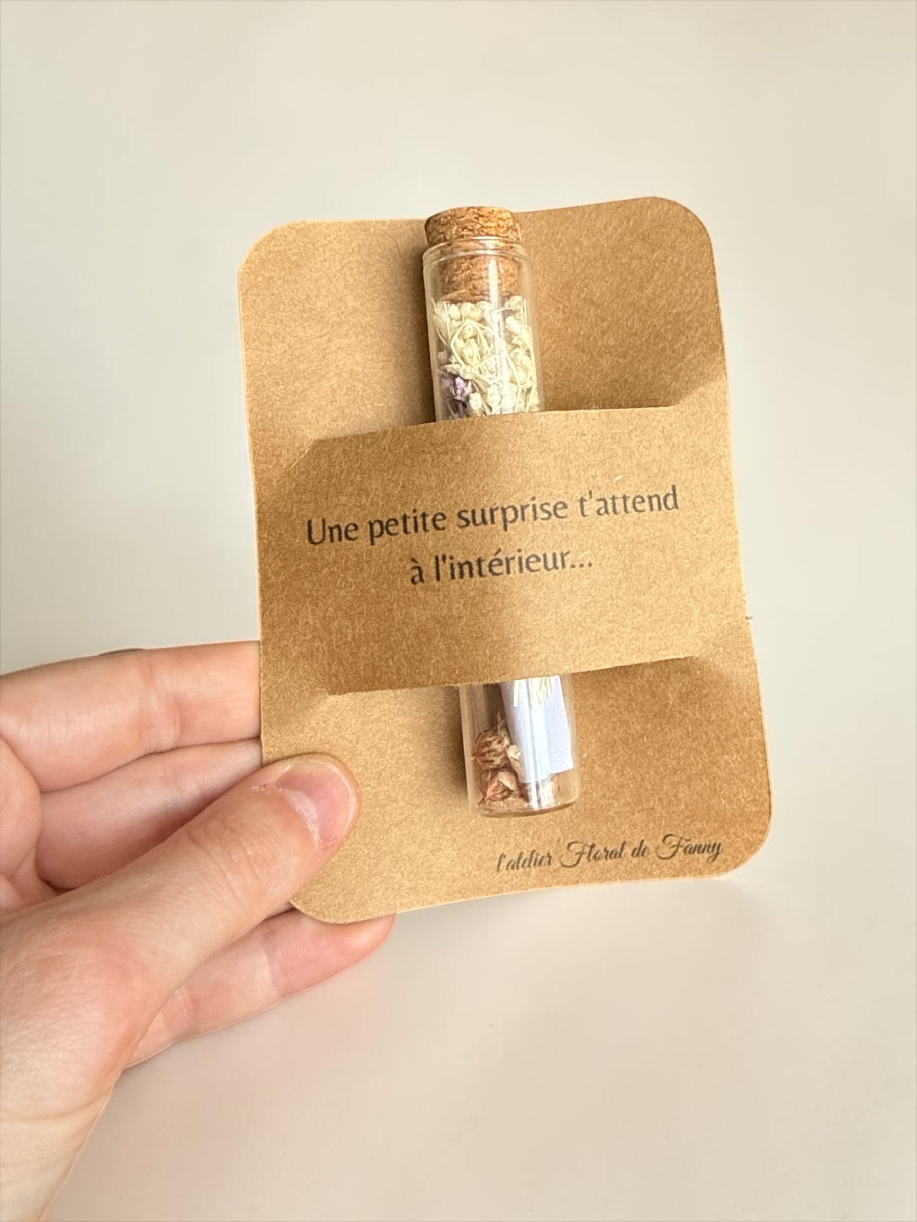 Fiole fleurie avec carte