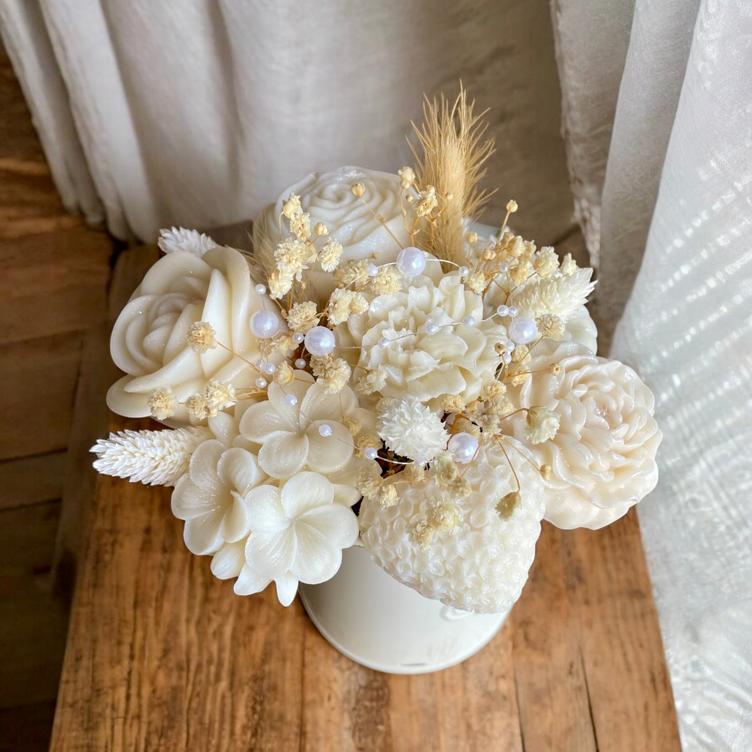 Fleurs de Cire & Perles – Douceur Intemporelle pour Mariage