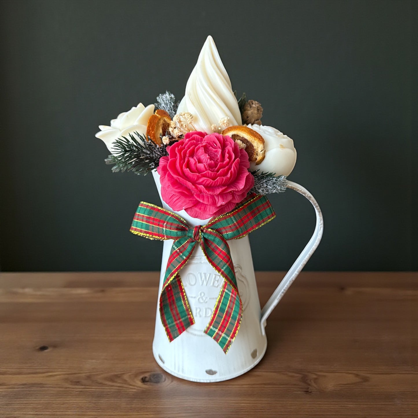 Bouquet de Noël – Douceur d’Hiver dans son Arrosoir Gris