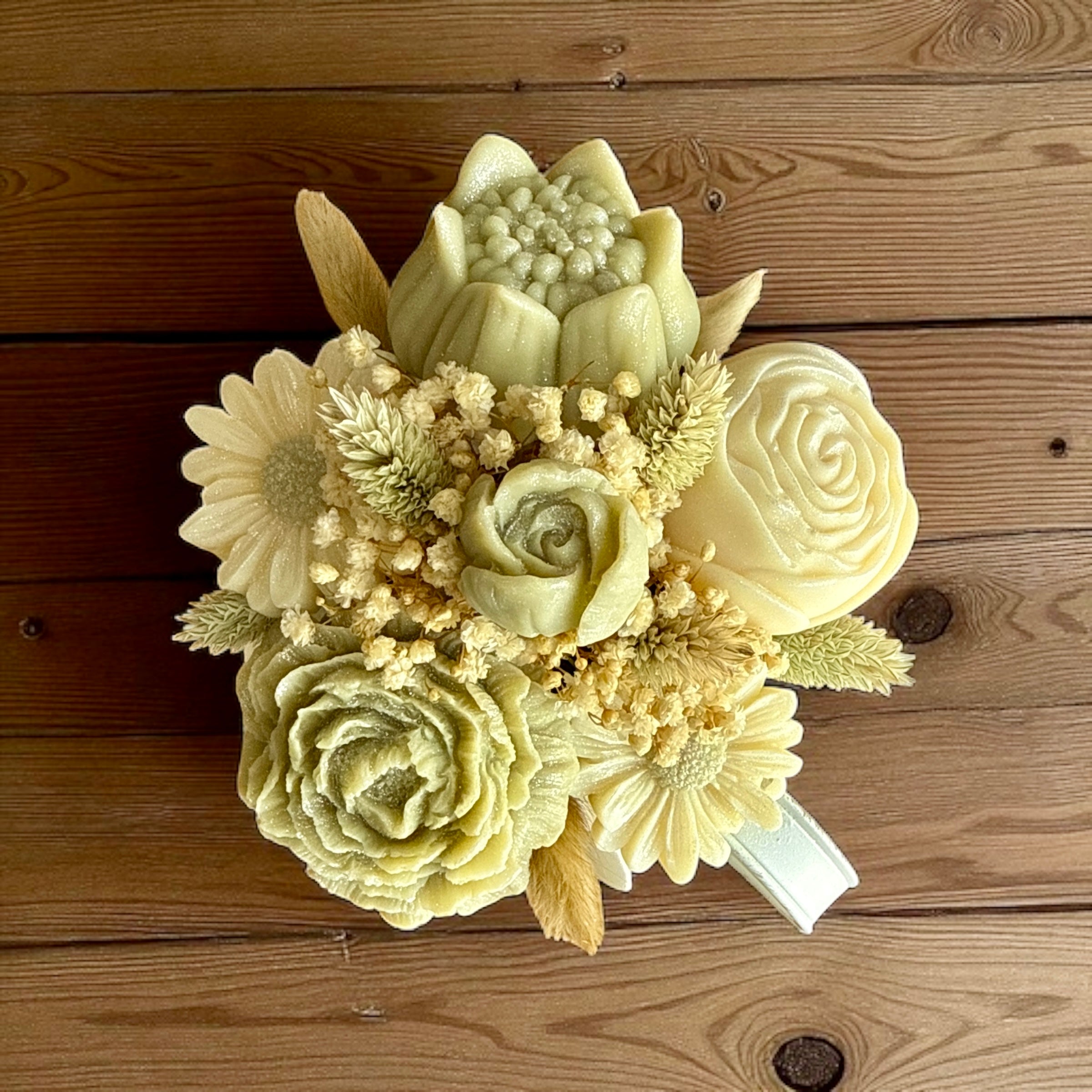 Charme Rustique en Fleurs olive et blanc