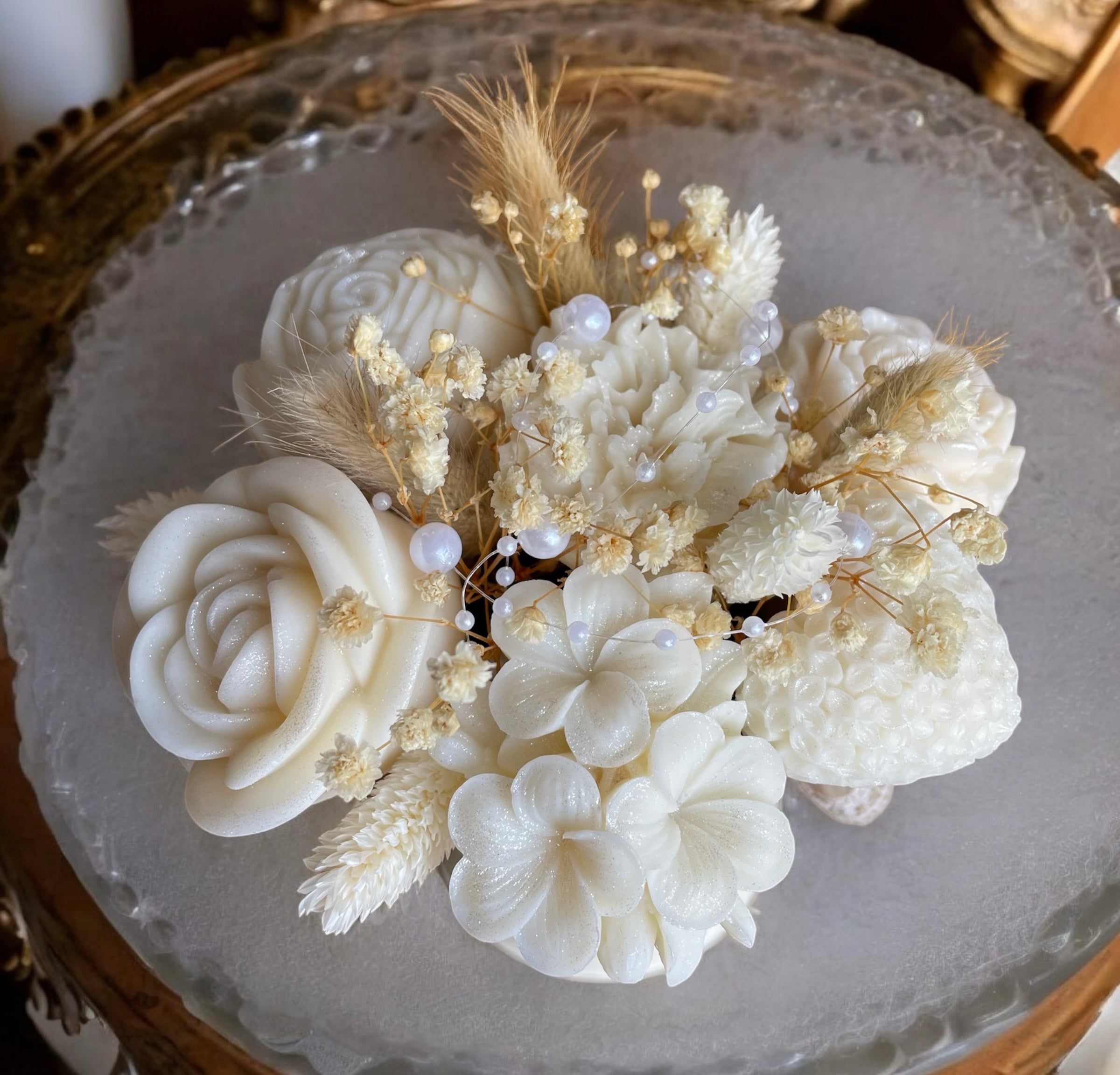 Fleurs de Cire & Perles – Douceur Intemporelle pour Mariage