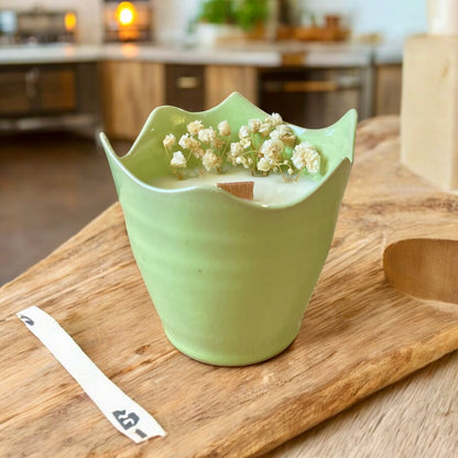 Éclat Vert – Bougie Céramique Tournée à la Main « Fleur d'oranger »