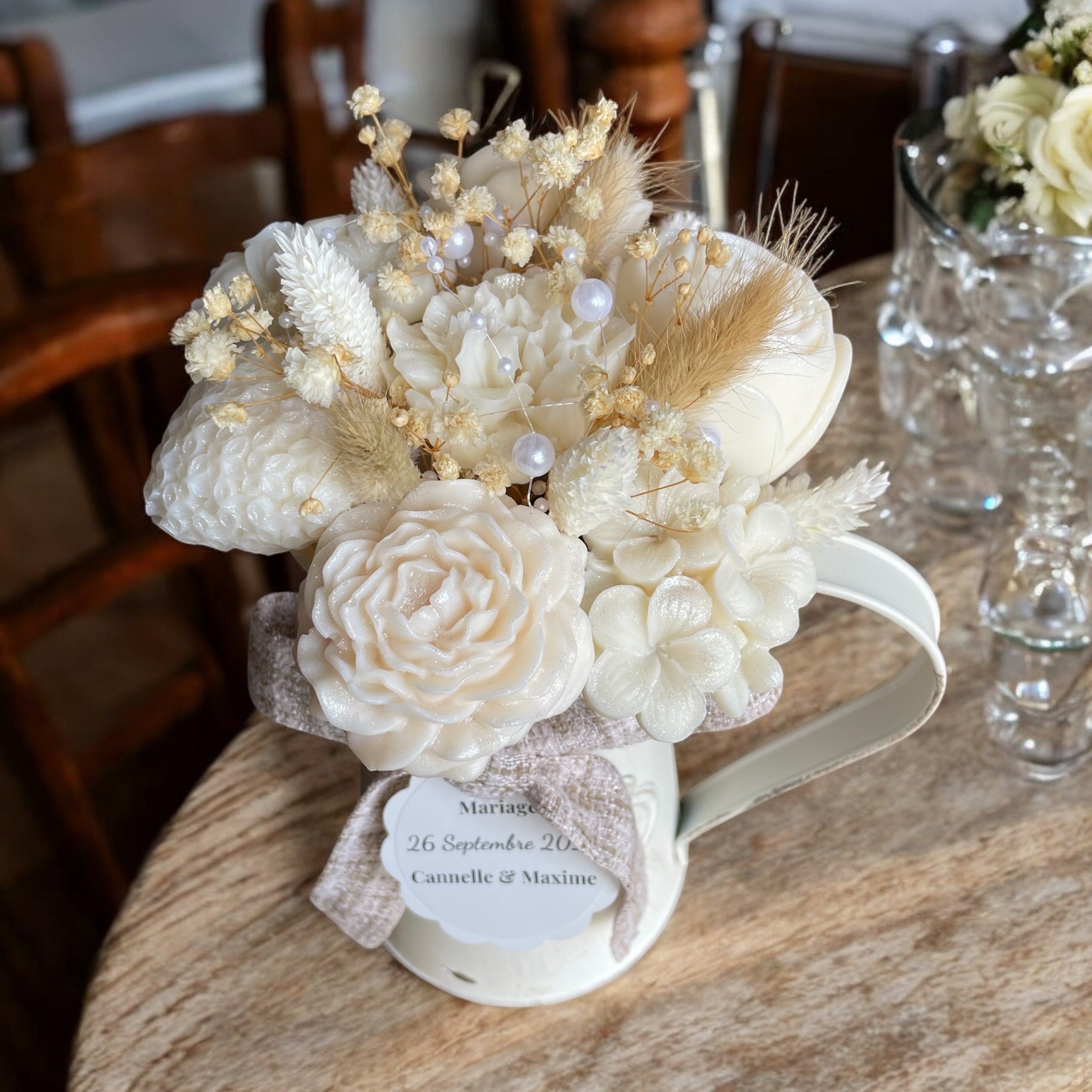 Fleurs de Cire & Perles – Douceur Intemporelle pour Mariage